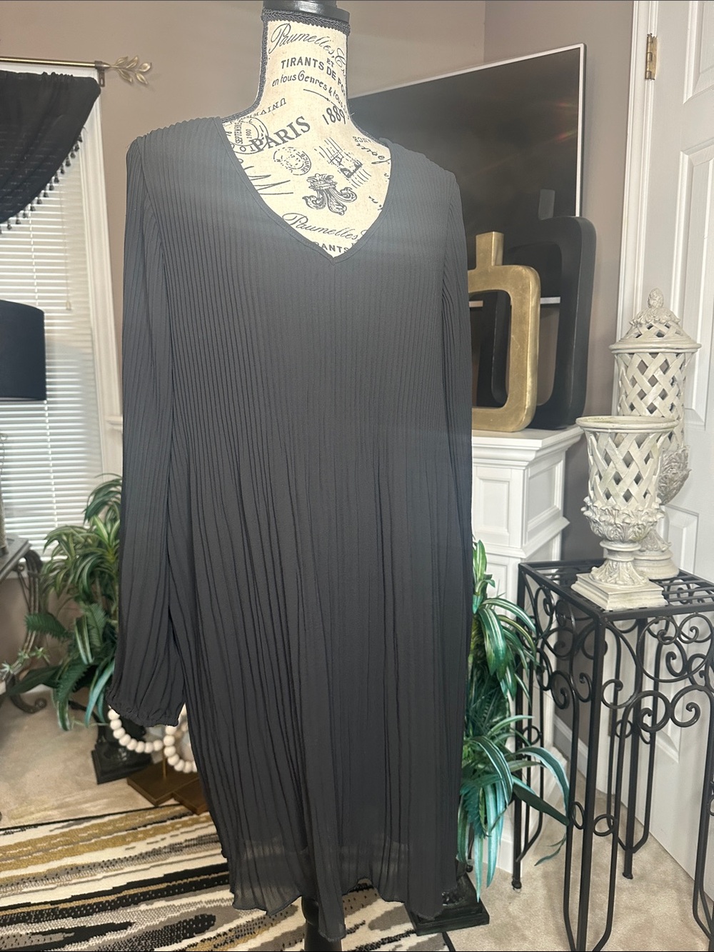 Classic Black Pleated V-Neck Long Sleeve Dress